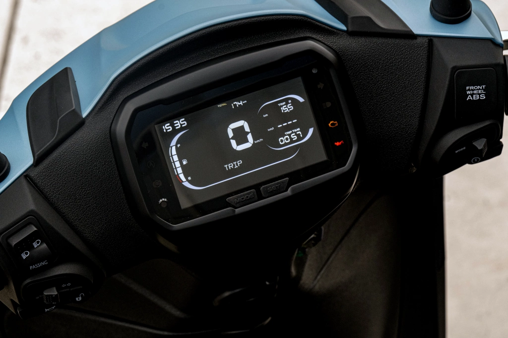 Piaggio Liberty S 125 MY2025 Blau Ardesia matt Cockpit Detail 01 Lifestyle
